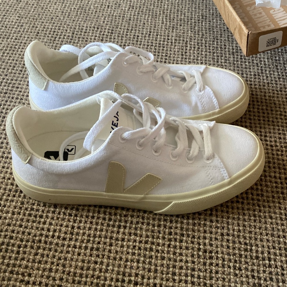 Brand new Vejas never worn. Selling because they are a little too big on me.